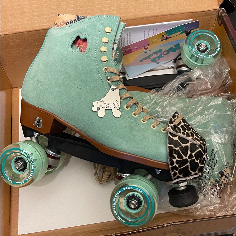 Moxi Lolly (2021 Model) - Mint Green Outdoor Rollerskates w/ Brown Cow Toe Caps